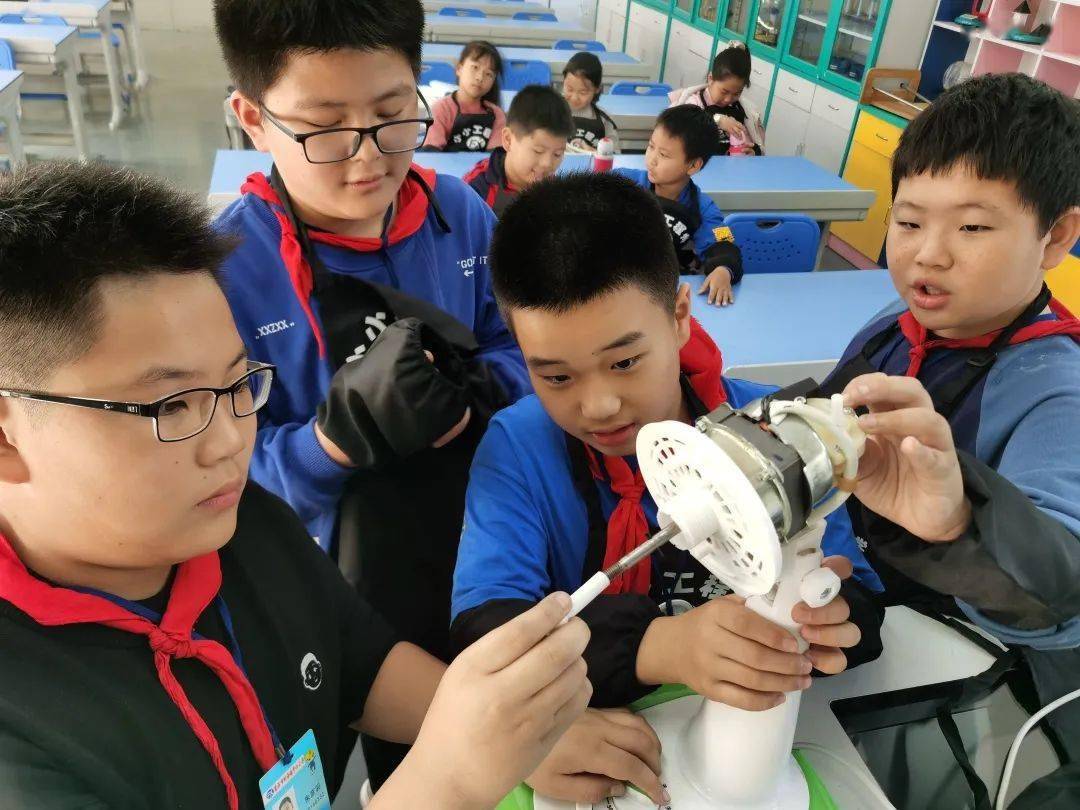 小组协作调试智能硬件作品