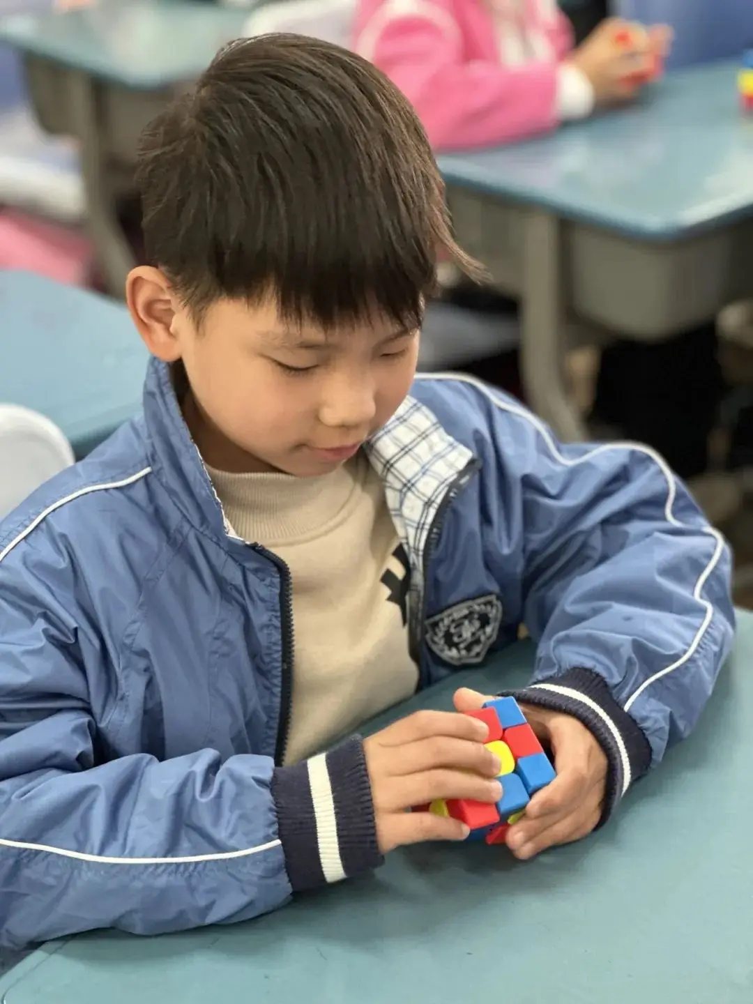 小学员专注复原魔方
