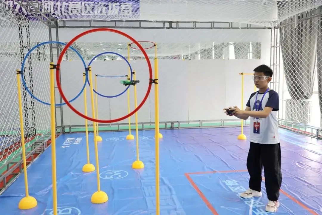无人机编程飞行实景：穿越彩色圆环障碍物